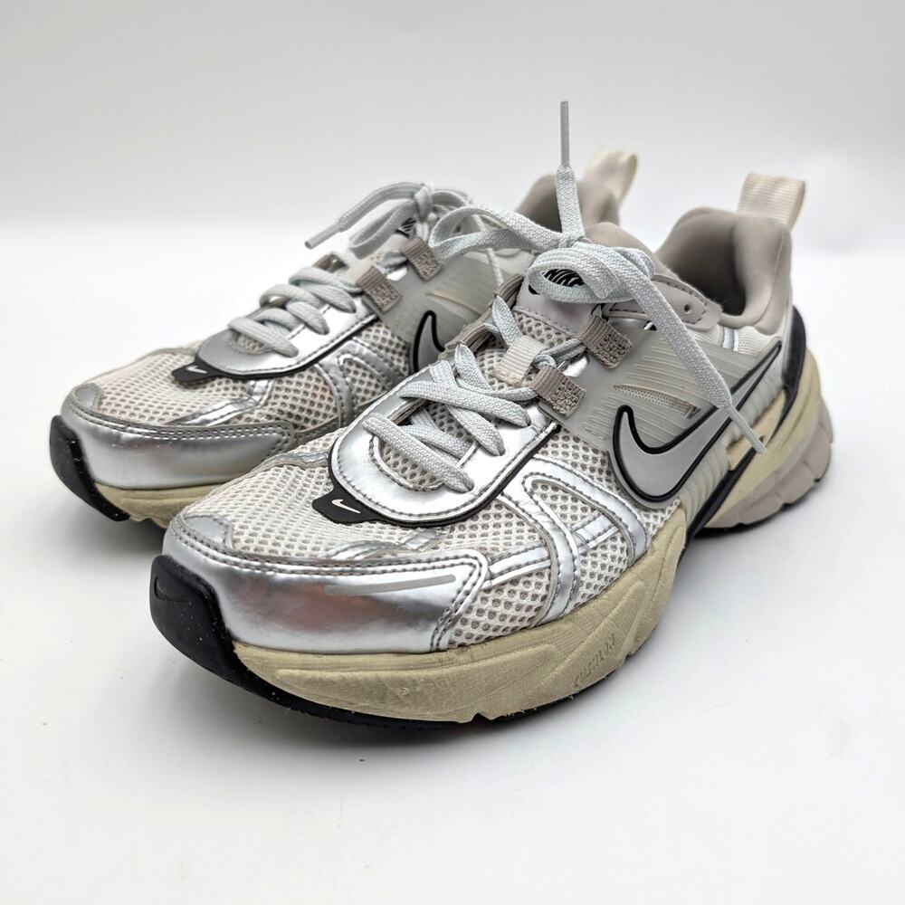 Nike V2K Run Running Sneaker Shoes Womens Summit White/Metallic Silver Size US8